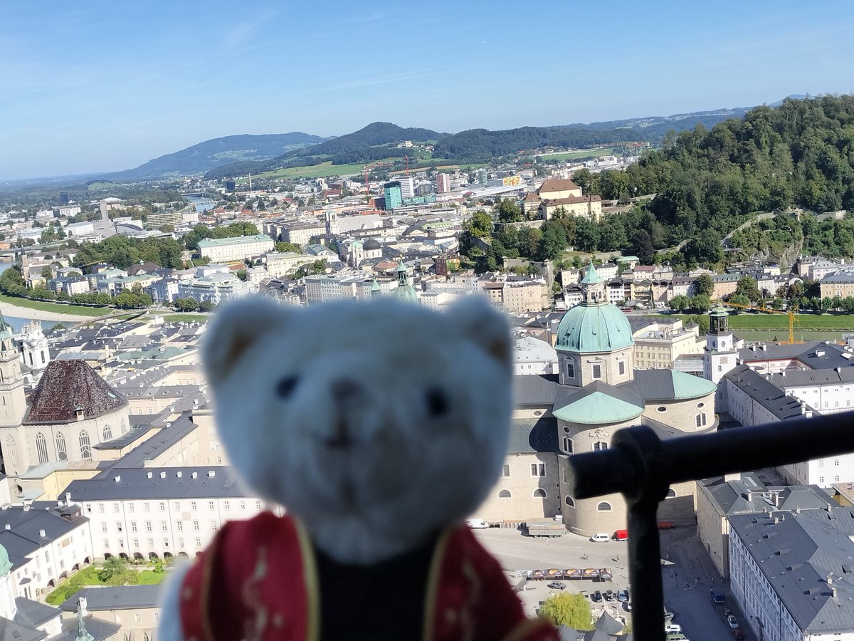 tomonorioi's tweet photo. 偶然か���然か。

先週は『モーツァルト！』ウィーン版の有志上映会を開催。

「歴史ミュージカルの世界」では京本＆上白石の妄想ルドルフ〜ザ・ラスト・キスを映像とともに紹介。

待望の『モーツァルト！』再演！
フレッシュなパワーに期待✨ https://t.co/AUTiXYnY3z