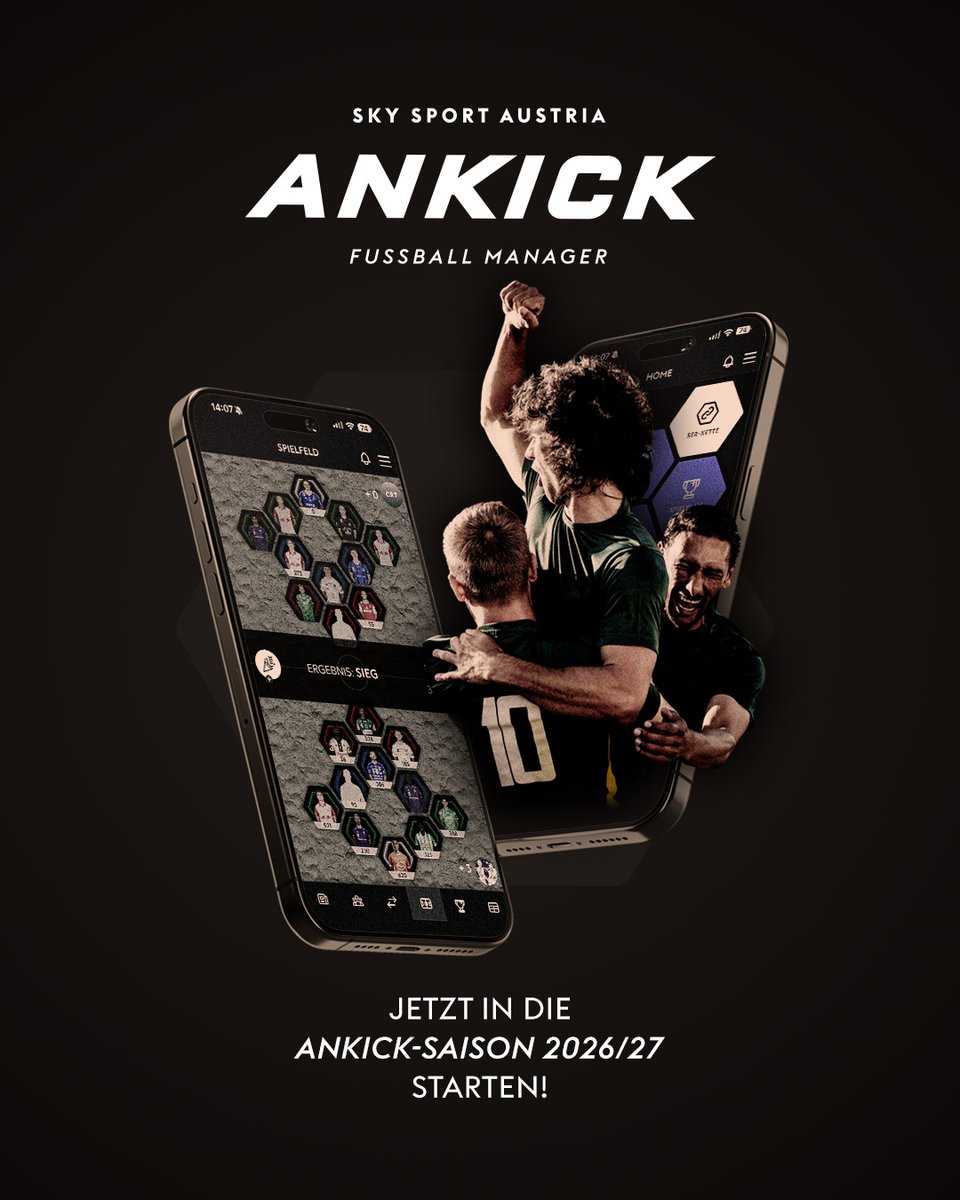 Ein Mann, der einen Fußball-Manager-Bildschirm in einem Smartphone-Gerät bedient.