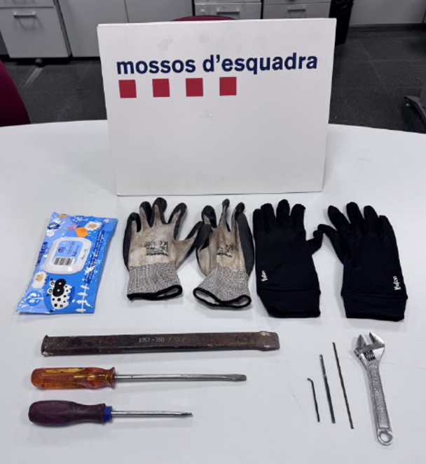 mossos's tweet photo. 🏚️ Un mosso fora de servei detecta 2 homes buscant habitatges a Cerdanyola del Vallès per entrar a robar-hi. Un, vigilava, i l'altre, hi accedia. 

Després de 3 hores de seguiment discret, els detenim quan anaven a entrar en una casa. Duien les eines per cometre aquests delictes. https://t.co/lZxisG4kBL