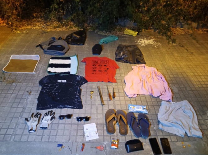 mossos's tweet photo. 🏚️ Un mosso fora de servei detecta 2 homes buscant habitatges a Cerdanyola del Vallès per entrar a robar-hi. Un, vigilava, i l'altre, hi accedia. 

Després de 3 hores de seguiment discret, els detenim quan anaven a entrar en una casa. Duien les eines per cometre aquests delictes. https://t.co/lZxisG4kBL