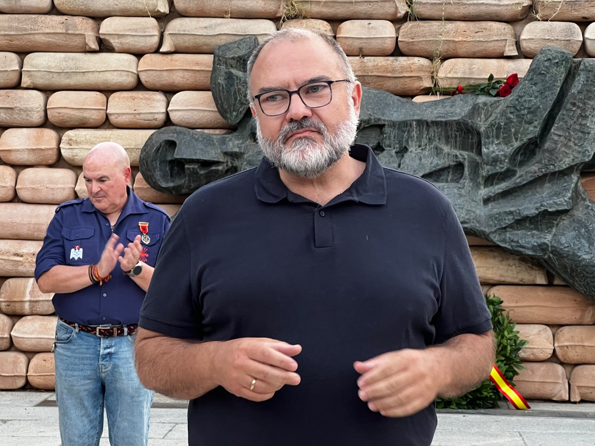 _viejaguardia's tweet photo. Homenaje a los Caídos del Cuartel de la Montaña ¡¡PRESENTES!!

Acto que contó con la presencia del Presidente de la Hermandad de la Vieja Guardia, Segundo Gómez, del Secretario General de @fedelasjons, @ManuelAndrino, y del Jefe Nacional de @fedelasjons, @NorbertoPico https://t.co/ELBDPbnhYj