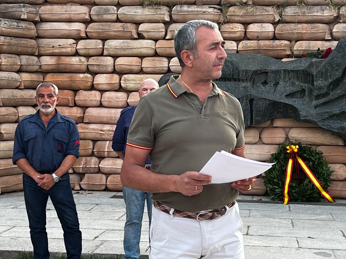 _viejaguardia's tweet photo. Homenaje a los Caídos del Cuartel de la Montaña ¡¡PRESENTES!!

Acto que contó con la presencia del Presidente de la Hermandad de la Vieja Guardia, Segundo Gómez, del Secretario General de @fedelasjons, @ManuelAndrino, y del Jefe Nacional de @fedelasjons, @NorbertoPico https://t.co/ELBDPbnhYj