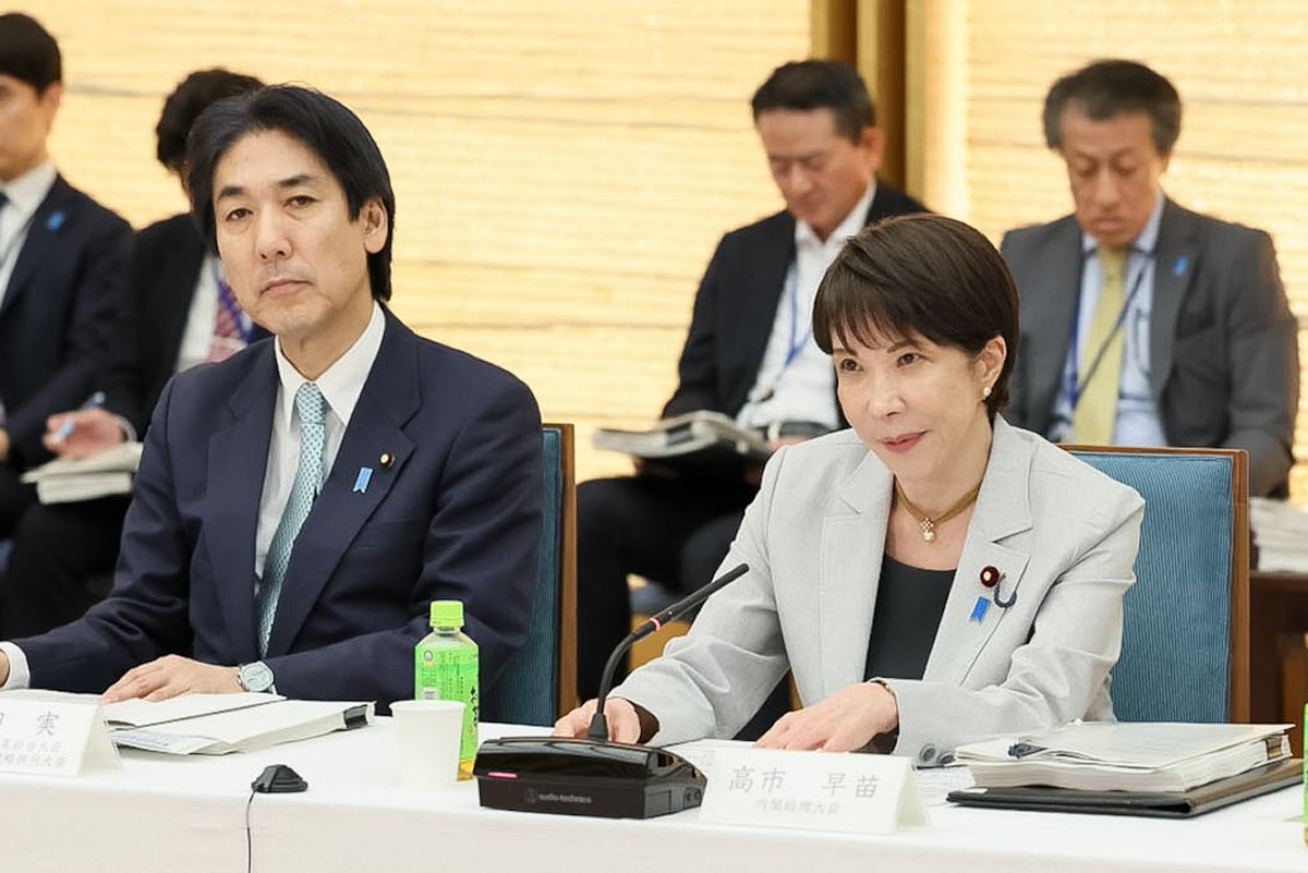 PressSec_JP's tweet photo. 本日「日本成長戦略」をとりまとめました。

フィジカルＡＩや量子など戦略分野に集中し、370兆円の官民投資を行う。2040年の日本はどうなっているでしょうか。

「未来は明るい」と自信を持って言える日本を、自らの手で創り上げる。その大きな一歩をここから踏み出します。 https://t.co/0pxmKXZTBr