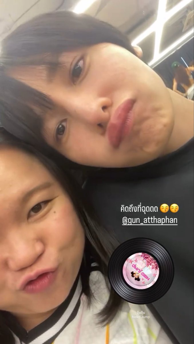 amw_Film's tweet photo. บ่าย 2 เสื้อสีแดง❤️   |      4 โมงเย็น เสื้อสีดำ🖤

วันนี้น้องกันเปลี่ยนกี่ชุด55555 และทำอะไร

รูปแรก : เหมือนถ่ายอะไรสักอย่าง
รูปสอง : เป็นห้องซ้อมเต้นมั้ยนะ https://t.co/HIu9bfPEST