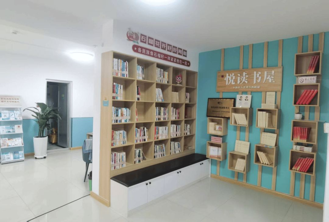 Womerne1's tweet photo. Hey neighbors! We’re setting up a mini free library on the community sidewalk today—bring a book to swap, take one you love, let’s keep the joy of reading passing on! Come say hi this Saturday from 2-4 PM~ https://t.co/qaCK2b9jJ9
