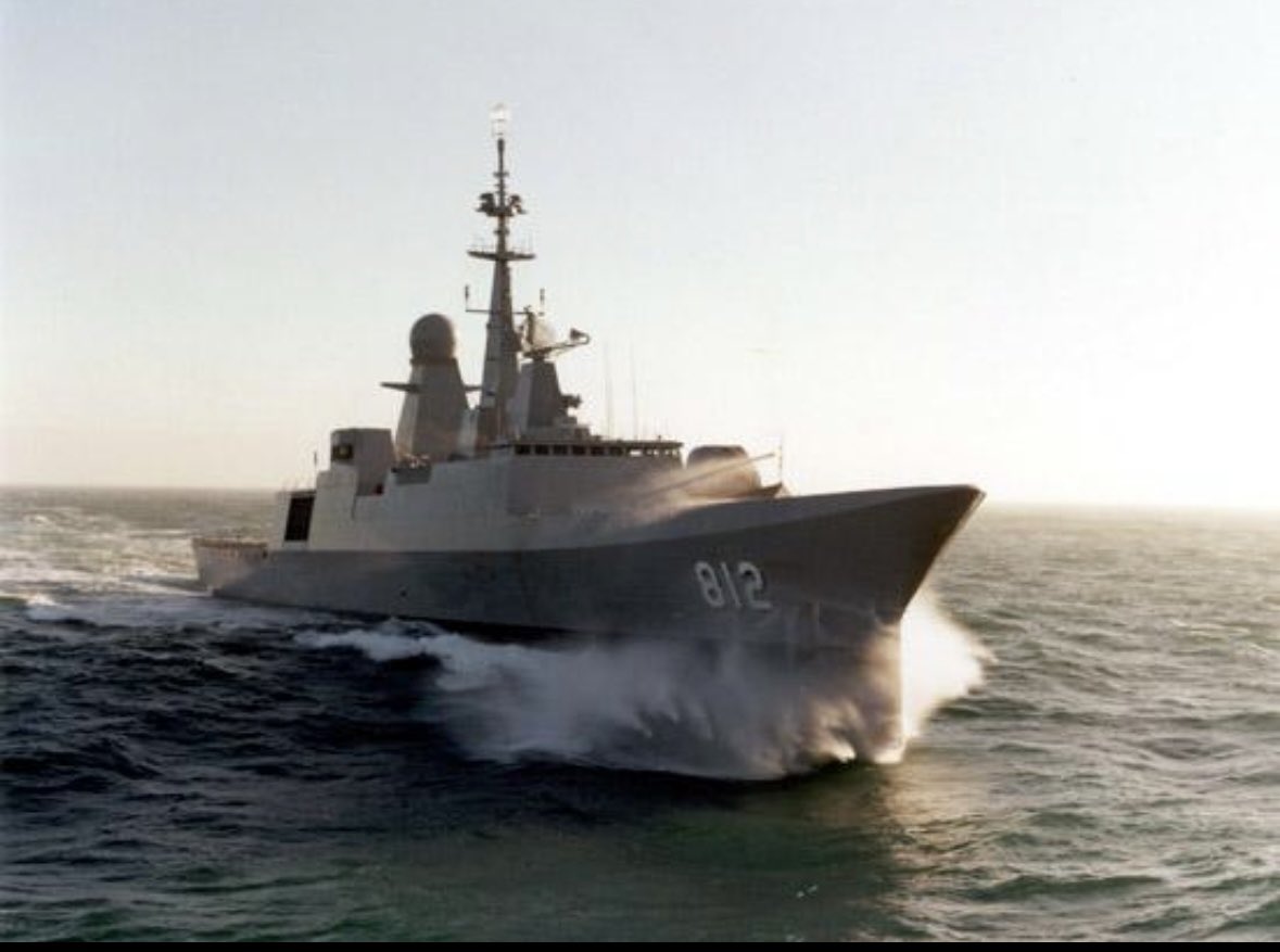 ii3snd's tweet photo. هنا الأسطول السعودي الغربي الذي يحرس البحر الأحمر 🇸🇦⚓️

ليست مجرد سفن تجوب البحر، بل منصات قتالية متحركة قادرة على الرصد والاشتباك مع الأهداف في الجو وفوق سطح البحر وتحته.

في مقدمة القوة البحرية السعودية 3 فرقاطات ثقيلة من فئة الرياض:
الرياض 812 – مكة 814 – الدمام 816
ويبلغ طول الواحدة نحو 133 مترًا وإزاحتها قرابة 4700 طن.

تحمل كل فرقاطة:

⚔️ صواريخ إكزوسيت المضادة للسفن، تحلّق بمحاذاة سطح البحر لضرب القطع المعادية.
🛡️ صواريخ Aster 15 للدفاع الجوي واعتراض الصواريخ والطائرات والمسيّرات.
💥 مدفعًا بحريًا ثقيلًا، وطوربيدات لمواجهة الغواصات.
🚁 مروحية بحرية للاستطلاع والمطاردة والحرب المضادة للغواصات.

وإلى جانبها 4 فرقاطات من فئة المدينة، وسفن متخصصة في كشف الألغام وتطهير الممرات البحرية، فضلًا عن 5 كورفيتات حديثة من فئة الجبيل؛ مزودة بصواريخ دفاع جوي، وصواريخ مضادة للسفن، وطوربيدات، ومدفع سريع للدفاع القريب. 

هذه القوة تستطيع عند الضرورة:

🔻 إنشاء مظلة دفاعية حول السفن التجارية وناقلات النفط.
🔻 اعتراض المسيّرات والصواريخ والزوارق المفخخة.
🔻 مرافقة السفن السعودية والصديقة عبر المناطق المهددة.
🔻 كشف الألغام وتطهير طرق الملاحة.
🔻 مراقبة السواحل وملاحقة أي تهديد بحري أو جوي أو تحت سطح البحر.

والأخطر على المعتدي أن هذه القطع لا تقاتل منفردة؛ بل تتحرك تحت غطاء الاستطلاع والقوات الجوية والدفاع الجوي والاستخبارات، فتتحول من سفن متفرقة إلى شبكة قتال متكاملة.

من سواحل المملكة إلى مضيق باب المندب…
البحر الأحمر ليس ساحة مستباحة، وخلف سفنه التجارية قوة بحرية تعرف كيف تحميها وكيف ترد على من يهددها.🇸🇦

“وَسَيَعْلَمُ الَّذِينَ ظَلَمُوا أَيَّ مُنقَلَبٍ يَنقَلِبُونَ”