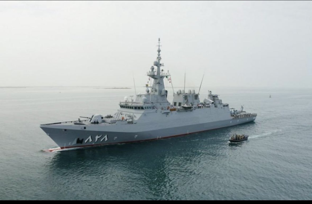 ii3snd's tweet photo. هنا الأسطول السعودي الغربي الذي يحرس البحر الأحمر 🇸🇦⚓️

ليست مجرد سفن تجوب البحر، بل منصات قتالية متحركة قادرة على الرصد والاشتباك مع الأهداف في الجو وفوق سطح البحر وتحته.

في مقدمة القوة البحرية السعودية 3 فرقاطات ثقيلة من فئة الرياض:
الرياض 812 – مكة 814 – الدمام 816
ويبلغ طول الواحدة نحو 133 مترًا وإزاحتها قرابة 4700 طن.

تحمل كل فرقاطة:

⚔️ صواريخ إكزوسيت المضادة للسفن، تحلّق بمحاذاة سطح البحر لضرب القطع المعادية.
🛡️ صواريخ Aster 15 للدفاع الجوي واعتراض الصواريخ والطائرات والمسيّرات.
💥 مدفعًا بحريًا ثقيلًا، وطوربيدات لمواجهة الغواصات.
🚁 مروحية بحرية للاستطلاع والمطاردة والحرب المضادة للغواصات.

وإلى جانبها 4 فرقاطات من فئة المدينة، وسفن متخصصة في كشف الألغام وتطهير الممرات البحرية، فضلًا عن 5 كورفيتات حديثة من فئة الجبيل؛ مزودة بصواريخ دفاع جوي، وصواريخ مضادة للسفن، وطوربيدات، ومدفع سريع للدفاع القريب. 

هذه القوة تستطيع عند الضرورة:

🔻 إنشاء مظلة دفاعية حول السفن التجارية وناقلات النفط.
🔻 اعتراض المسيّرات والصواريخ والزوارق المفخخة.
🔻 مرافقة السفن السعودية والصديقة عبر المناطق المهددة.
🔻 كشف الألغام وتطهير طرق الملاحة.
🔻 مراقبة السواحل وملاحقة أي تهديد بحري أو جوي أو تحت سطح البحر.

والأخطر على المعتدي أن هذه القطع لا تقاتل منفردة؛ بل تتحرك تحت غطاء الاستطلاع والقوات الجوية والدفاع الجوي والاستخبارات، فتتحول من سفن متفرقة إلى شبكة قتال متكاملة.

من سواحل المملكة إلى مضيق باب المندب…
البحر الأحمر ليس ساحة مستباحة، وخلف سفنه التجارية قوة بحرية تعرف كيف تحميها وكيف ترد على من يهددها.🇸🇦

“وَسَيَعْلَمُ الَّذِينَ ظَلَمُوا أَيَّ مُنقَلَبٍ يَنقَلِبُونَ”