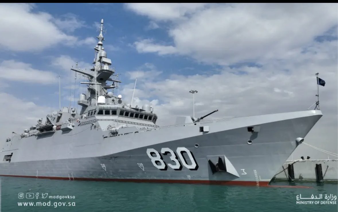 ii3snd's tweet photo. هنا الأسطول السعودي الغربي الذي يحرس البحر الأحمر 🇸🇦⚓️

ليست مجرد سفن تجوب البحر، بل منصات قتالية متحركة قادرة على الرصد والاشتباك مع الأهداف في الجو وفوق سطح البحر وتحته.

في مقدمة القوة البحرية السعودية 3 فرقاطات ثقيلة من فئة الرياض:
الرياض 812 – مكة 814 – الدمام 816
ويبلغ طول الواحدة نحو 133 مترًا وإزاحتها قرابة 4700 طن.

تحمل كل فرقاطة:

⚔️ صواريخ إكزوسيت المضادة للسفن، تحلّق بمحاذاة سطح البحر لضرب القطع المعادية.
🛡️ صواريخ Aster 15 للدفاع الجوي واعتراض الصواريخ والطائرات والمسيّرات.
💥 مدفعًا بحريًا ثقيلًا، وطوربيدات لمواجهة الغواصات.
🚁 مروحية بحرية للاستطلاع والمطاردة والحرب المضادة للغواصات.

وإلى جانبها 4 فرقاطات من فئة المدينة، وسفن متخصصة في كشف الألغام وتطهير الممرات البحرية، فضلًا عن 5 كورفيتات حديثة من فئة الجبيل؛ مزودة بصواريخ دفاع جوي، وصواريخ مضادة للسفن، وطوربيدات، ومدفع سريع للدفاع القريب. 

هذه القوة تستطيع عند الضرورة:

🔻 إنشاء مظلة دفاعية حول السفن التجارية وناقلات النفط.
🔻 اعتراض المسيّرات والصواريخ والزوارق المفخخة.
🔻 مرافقة السفن السعودية والصديقة عبر المناطق المهددة.
🔻 كشف الألغام وتطهير طرق الملاحة.
🔻 مراقبة السواحل وملاحقة أي تهديد بحري أو جوي أو تحت سطح البحر.

والأخطر على المعتدي أن هذه القطع لا تقاتل منفردة؛ بل تتحرك تحت غطاء الاستطلاع والقوات الجوية والدفاع الجوي والاستخبارات، فتتحول من سفن متفرقة إلى شبكة قتال متكاملة.

من سواحل المملكة إلى مضيق باب المندب…
البحر الأحمر ليس ساحة مستباحة، وخلف سفنه التجارية قوة بحرية تعرف كيف تحميها وكيف ترد على من يهددها.🇸🇦

“وَسَيَعْلَمُ الَّذِينَ ظَلَمُوا أَيَّ مُنقَلَبٍ يَنقَلِبُونَ”