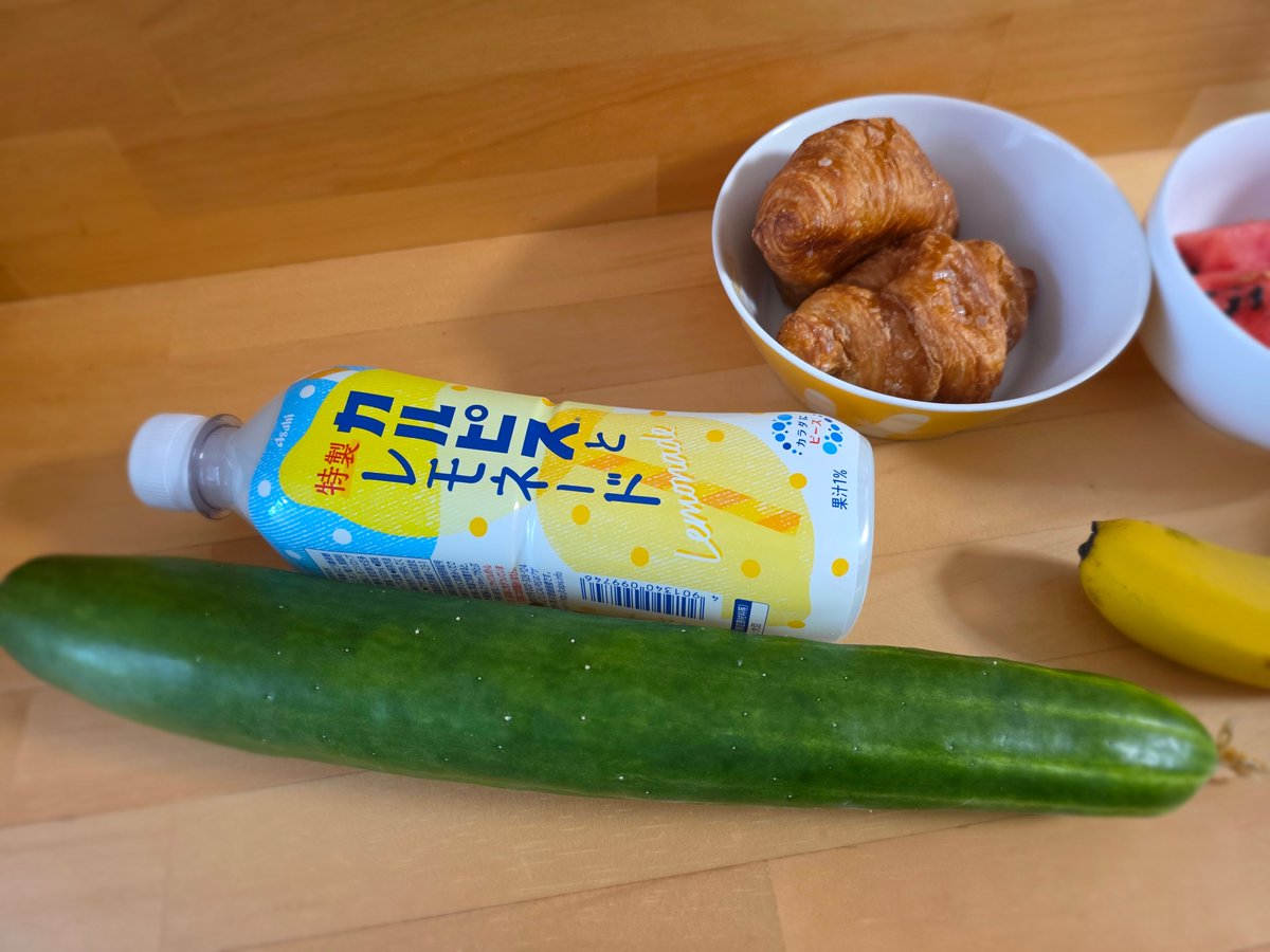 Shadow_Cooper12's tweet photo. 育ててた🥒だけどね、できてるの気づかなくてずっとぶら下がってたやつを発見したらやべーこんなでかくなってた😂
他の野菜も野菜炒めにしたりしてる🍳
今日はくうたは俺の部屋。
滑らないマットを敷いたらフローリングでも自分で立てるよ😁 https://t.co/QKARXkcdai