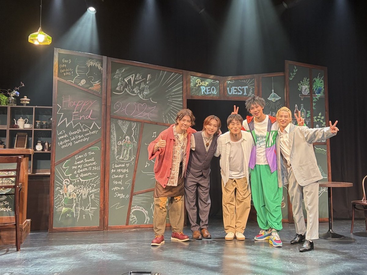 watwing_info's tweet photo. 亮です！
Lyric Quest Stage Collection 舞台「遺言」
5日間ありがとうございました。

まず太郎くん、
誘ってくれてありがとうございました。
本当に宝物になる時間でした。

光、誠さん、涼さん。
めちゃくちゃ楽しくて学びになって
感謝でしか無いです。

ほさかようさんの脚本で、古谷大和さんの演出で、友希さんの「遺言」の世界を服部として、シオンとして生きられたこと誇りに思います。

ひとりひとりに必ず照らされているスポットライト、貴方だけのスポットライトを生きてください。
とにかく生きてください。

俺も明日からまた、
生きます。

服部、シオン
また会おう！！！

#リリクエ #遺言 #中村太郎 #田口涼 #山野光 #中村誠治郎
#古幡亮 #WATWING