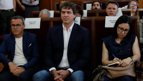 asperomundo's tweet photo. La sentencia que condena a David Sánchez contiene esta frase: no ha quedado acreditado si la plaza se creó a petición suya o por iniciativa de la Diputación.
El tribunal no sabe cómo nació el favor. Y aun así condena a quien lo recibió como cooperador necesario.
https://t.co/yqPm4KELcx
@basfdecromo
@fali_mz
@Ninev13
@oscarmartin4
@DanielS37393832