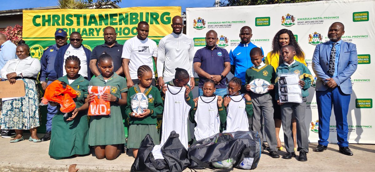 kznpremierscup's tweet photo. 𝐂𝐡𝐫𝐢𝐬𝐭𝐢𝐚𝐧𝐛𝐮𝐫𝐠 𝐏𝐫𝐢𝐦𝐚𝐫𝐲 𝐒𝐜𝐡𝐨𝐨𝐥, 𝐂𝐥𝐞𝐫𝐦𝐨𝐧𝐭📍

@RichardsBayFC_ kicks off our CSI drive, handing over football kits and other sets of football gear to pupils of Christianburg Primary School in Clermont, near Pinetown. 

#PremiersCup https://t.co/TAKR5cOp5V