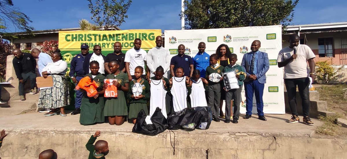 kznpremierscup's tweet photo. 𝐂𝐡𝐫𝐢𝐬𝐭𝐢𝐚𝐧𝐛𝐮𝐫𝐠 𝐏𝐫𝐢𝐦𝐚𝐫𝐲 𝐒𝐜𝐡𝐨𝐨𝐥, 𝐂𝐥𝐞𝐫𝐦𝐨𝐧𝐭📍

@RichardsBayFC_ kicks off our CSI drive, handing over football kits and other sets of football gear to pupils of Christianburg Primary School in Clermont, near Pinetown. 

#PremiersCup https://t.co/TAKR5cOp5V