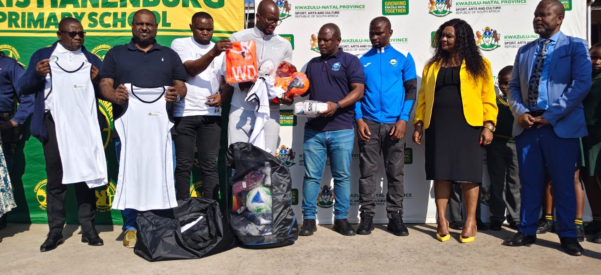 kznpremierscup's tweet photo. 𝐂𝐡𝐫𝐢𝐬𝐭𝐢𝐚𝐧𝐛𝐮𝐫𝐠 𝐏𝐫𝐢𝐦𝐚𝐫𝐲 𝐒𝐜𝐡𝐨𝐨𝐥, 𝐂𝐥𝐞𝐫𝐦𝐨𝐧𝐭📍

@RichardsBayFC_ kicks off our CSI drive, handing over football kits and other sets of football gear to pupils of Christianburg Primary School in Clermont, near Pinetown. 

#PremiersCup https://t.co/TAKR5cOp5V