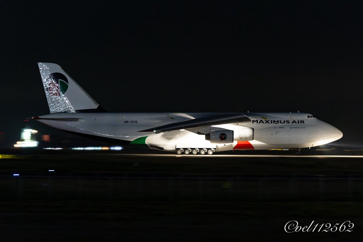 vel112562's tweet photo. 再塗装後初めての飛来となったMaximus Air CargoのAn124
個人的には前の塗装の方が好きかなぁ…

Maximus Air Cargo
Antonov An-124-100 Ruslan/UR-ZYD
#Maximusaircargo
#antonov 
#神戸空港 https://t.co/o4bRCXqNd0