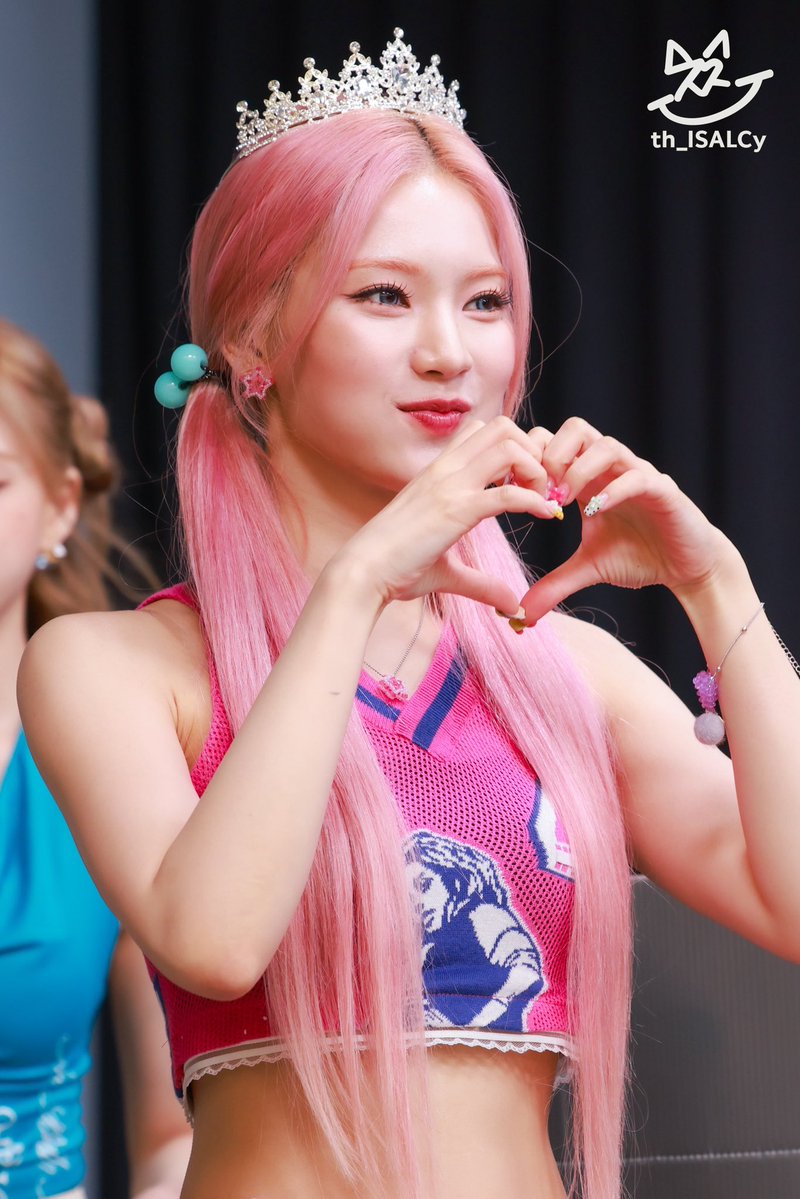 th_ISALcy's tweet photo. 260627 헬로라이브

핑크 채영공주👑

#아이사 #ISA #STAYC #스테이씨
#PinkISA https://t.co/DLtWmfoJzI