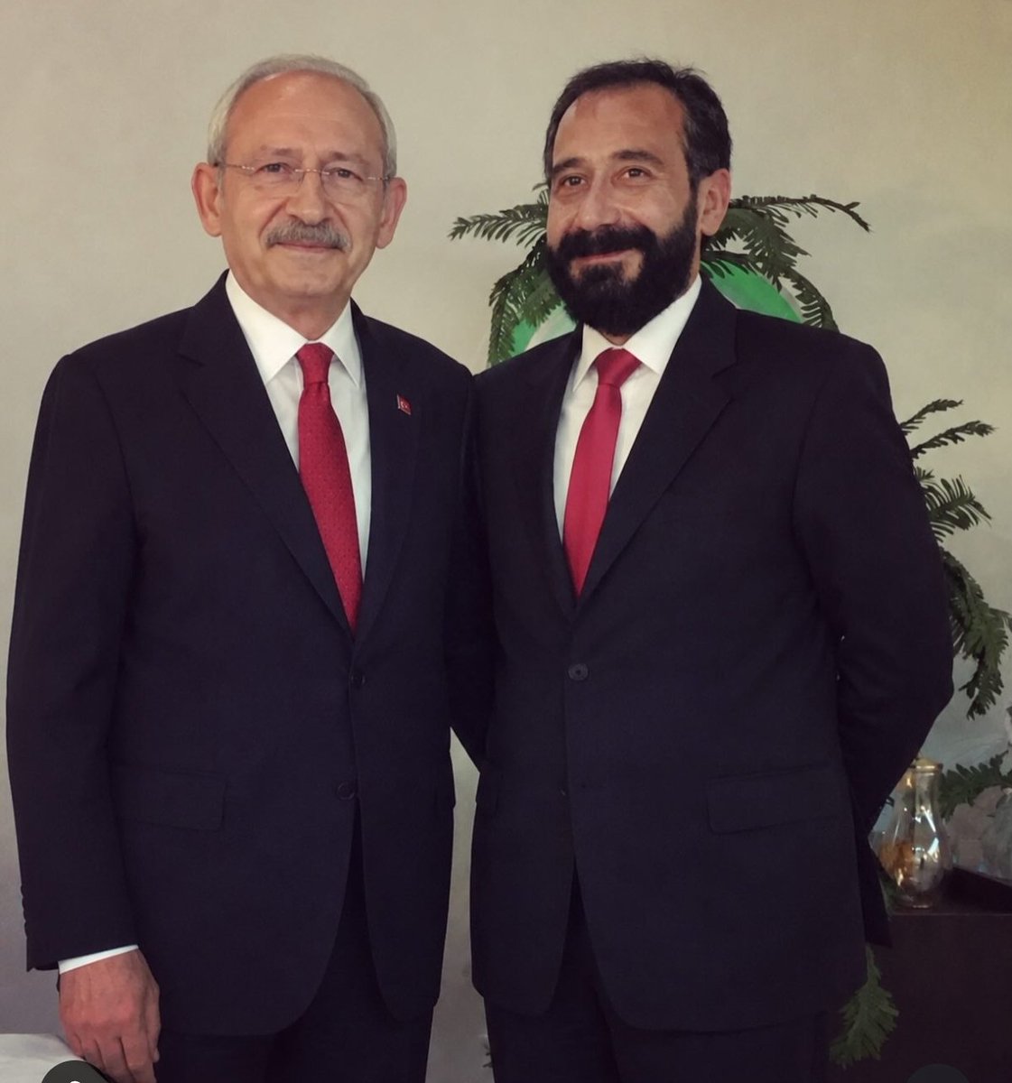 cenk_yigiter's tweet photo. BUTLANCILAR BU İT SİZİN İTİNİZ Mİ DEĞİL Mİ?
Bu aşağıda fotosu ve hakkındaki haberi bulunan, kendini avukat olarak tanıtan butlancı, tasdikli üç kağıtçı dolandırıcı ağzı bozuk her türden ahlakın yoksunu, kelimenin gerçek anlamıyla pavyoncu dallama Ömer Ediz Yoraz aylardır insanlara burada, butlancılar namına olmadık hakaretler ediyor, tehditler savuruyor. Özgür Özel, CHP'li vekiller de dahil belden aşağı hakaretlerde dahi bulunuyor, ailelere dahi küfür ediyor. 

Butlancılar bu köpek sizin köpeğiniz mi değil mi? Sizinse sahip çıkın değilse sizin namınıza konuşan ağzı bozuk, insanların ailesine dahi küfür eden hiçbir ahlaki sınırı olmayan, Kemal efendi ile fotoğrafı olan pislik bir dolandırıcıdan bir zahmet rahatsız olun, bu pisliğin bizimle alakası yoktur deyin, bir arınıverin. @barisyarkadas @gurseltekin34

*Bu özel durumlu arkadaş dün gece içip içip gece 3'te bana Instagram dm'den tehdit ve hakaret mesajı atmış. Ve ne yazık ki hani aile, soy sop edebiyatı da yapmış. Büyük bir talihsizlik oldu kendisi adına. Aslında beni fakülteden de tanır bu kartvizitli şair arkadaşımız, kim bilir kaç promilden sonra yaşandı bu talihsizlik. Kendisine henüz ulaşamadım. Ancak buradan da söyleyim: Ankara'nın tadı tuzu yok artık, bu şehirden bir an önce taşınmak lazım şair arkadaşım.