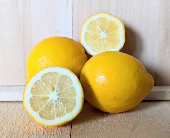 RolaEssence's tweet photo. 🍋 Bright, refreshing, and naturally rich in vitamin C, lemons are one of nature’s simplest treasures. Add a squeeze to water, tea, or your favorite recipes for a burst of fresh citrus flavor and sunshine. How do you enjoy lemons? 🌿✨

#Lemons #NaturalLiving #HerbalLifestyle #Wellness #Citrus #RolaEssence