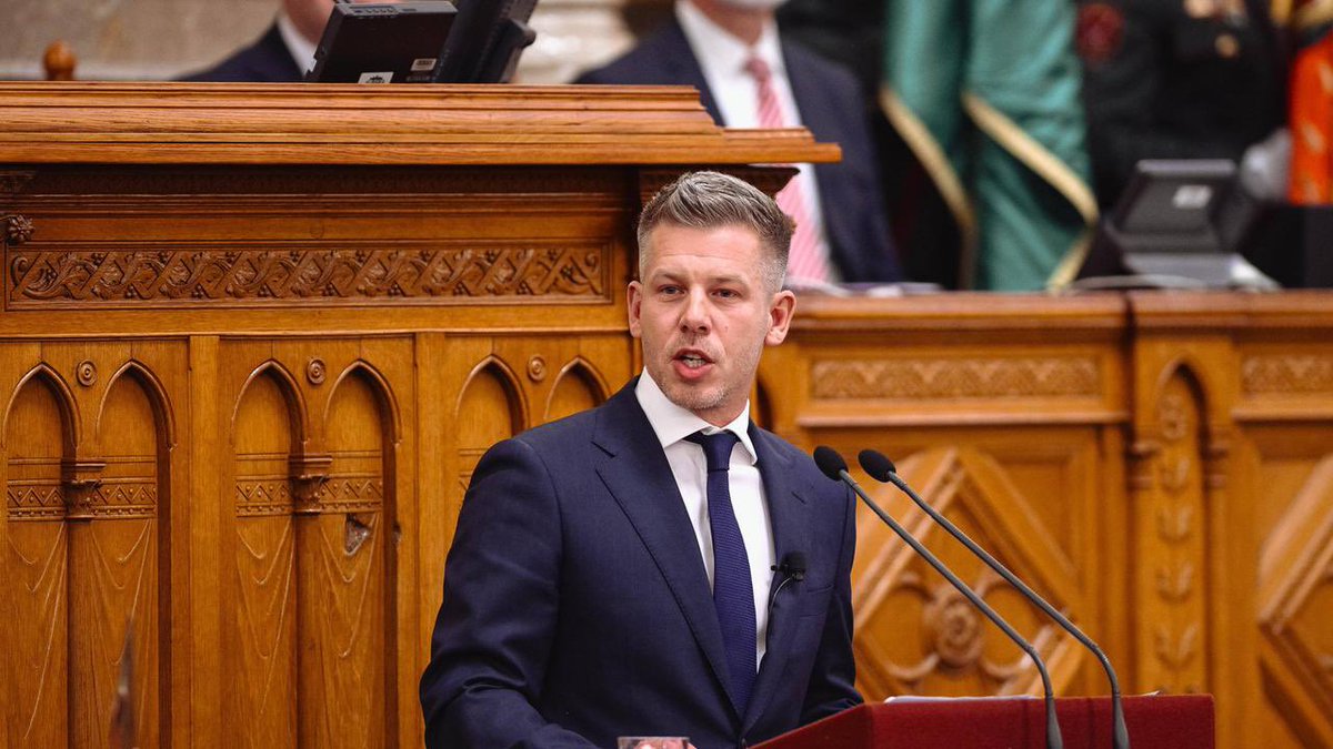 gisat's tweet photo. Magyarův „Očistný oheň“ slibuje rozklad orbánismu – ale z lidskoprávního hlediska je to dvojsečné. Šance na víc svobody, nebo jen nová verze staré koncentrace moci? 

Orbán oslabil justici, média i opozici. Pokud Magyar tyto struktury skutečně demontuje, může to posílit svobodu projevu a politickou pluralitu.

Pozor na jazyk „očisty“. Metafora ohně snadno sklouzne k dělení na „čisté“ a „poskvrněné“ – a tam začíná riziko kolektivní viny a stigmatizace celých skupin.

Lidská práva vyžadují individuální odpovědnost a spravedlivý proces. Masové čistky bez transparentních kritérií = porušení práva na obhajobu a práva na práci, i kdyby šlo o “ty správné” nepřátele.

Klíčová otázka: posílí to i práva menšin (Romové, LGBT+, uprchlíci) a nezávislá média? Nebo vznikne jen nová ortodoxie, co netoleruje jiné názory?

Politika permanentní “očisty” potřebuje stále nové nepřátele. To je lidskoprávně nebezpečné – živí strach a toleranci k výjimečným opatřením. Emancipační projekt se tak může změnit v jiný autoritářský experiment.