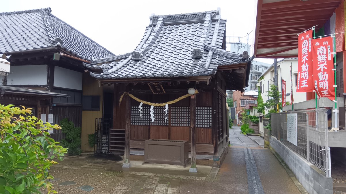 cogaino's tweet photo. 土浦市中央・琴平神社。中城山不動院の隣に鎮座する小さな神社。すぐ隣には寺子屋跡や書道教室があり、日によってはそちらで御朱印の書き入れもして頂けるようだがこの日は不在。近くのふとん屋さんで書き置きの御朱印を頂いた。 https://t.co/o6YQnBypST