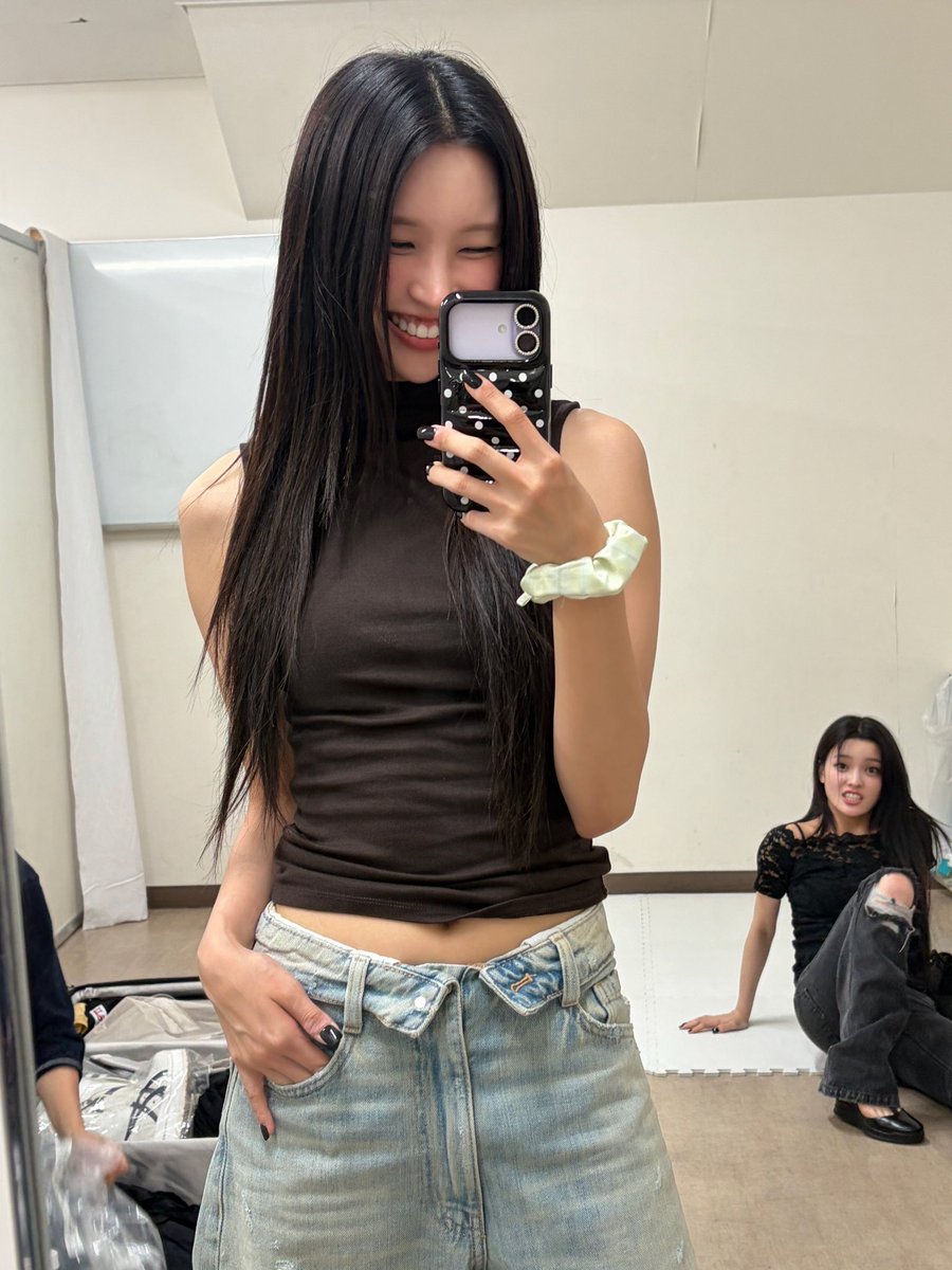 yunahslauv's tweet photo. look at yunah’s smile while watching iroha doing whatever behind her our madmakz 😭 https://t.co/32gTB8me5L
