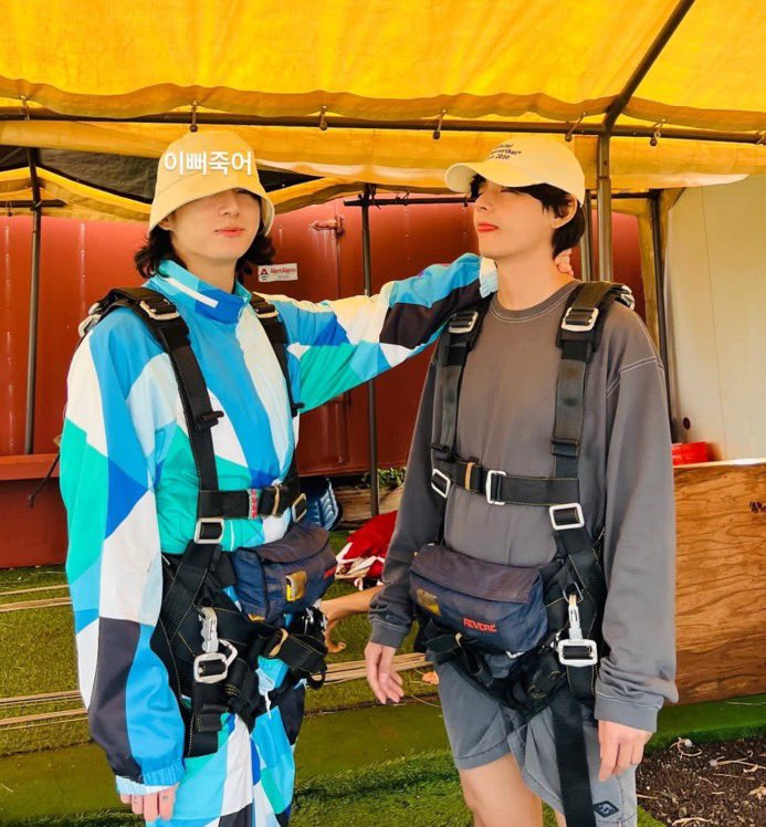 JUNG9795_'s tweet photo. 🐯: “aku gak bakal lupa hari itu. aku bilang ke dia, ‘jungkook-ah, aku lagi di hawaii. cepetan ke sini, aku kangen.’ trus nih orang… langsung booking pesawat dan beneran dateng”

happy 2 year to the hawaii taekook selcas 🥹🤍 https://t.co/1bg5BlzDXp