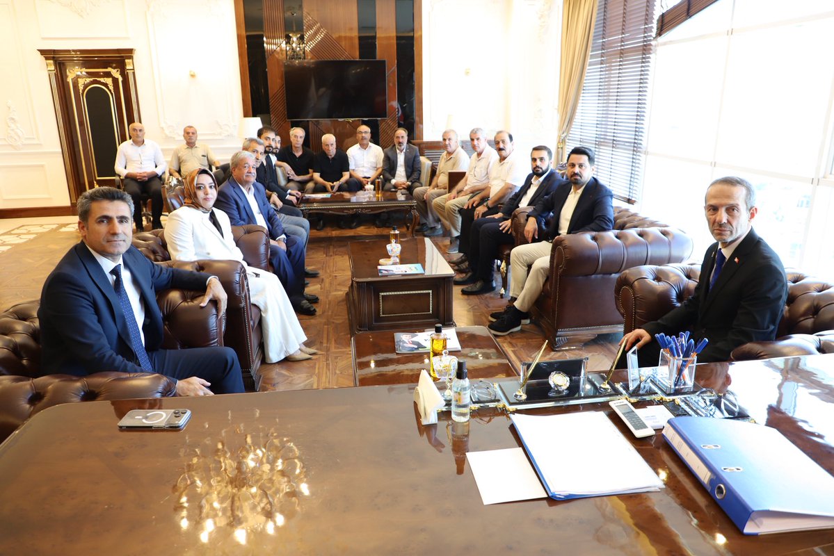 bingolakparti's tweet photo. MKYK Üyemiz Abdurrahman Akyüz ile birlikte Bingöl Belediye Başkanımız @Erdalarikan12’yi makamında ziyaret ederek çalışmalar hakkında bilgi aldık. 

@yilmaz_seven @Aakyuz54 @EnessAslan_ @masifegundogdu https://t.co/wxgzx9F1kL