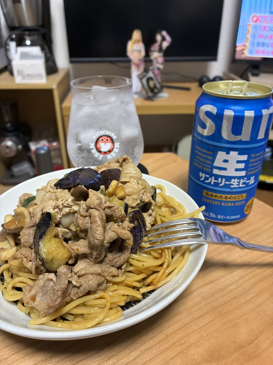 iri4ma2's tweet photo. 男の料理。
和風パスタに夏野菜(ナス、ピーマン、エリンギ)と豚肉を塩胡椒+辛い調味料で炒めて乗せただけ。
FWC&amp;Pink🩷Devil😈を正面にいただきます🔥
#FWC #吏南 https://t.co/ipE0IeTslQ