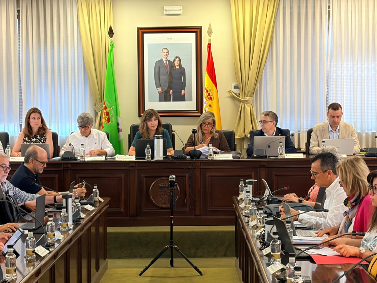 unileon's tweet photo. 📊🏛️ El Consejo de Gobierno de la ULE aprueba el Plan de Sostenibilidad y Desarrollo Institucional, una hoja de ruta para garantizar el equilibrio económico de la Universidad mediante una gestión más eficiente, nuevas vías de financiación y una mayor proyección internacional. 🌍 https://t.co/iyylp4gR1u