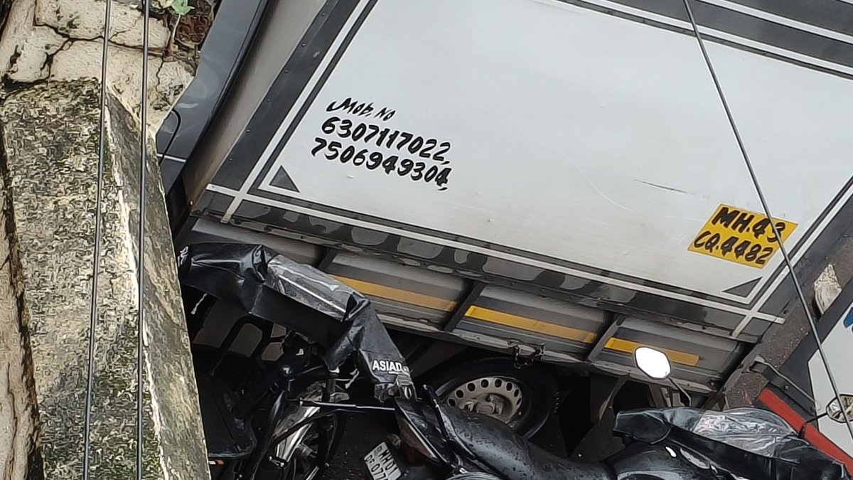 shuks1986's tweet photo. This truck is completely blocking the gate at 64/72 Modi Street Fort, Mumbai! 😤 It's causing a huge inconvenience for everyone. 🚚 Hope this gets resolved soon! @MTPHereToHelp https://t.co/RJAv6NTR3R