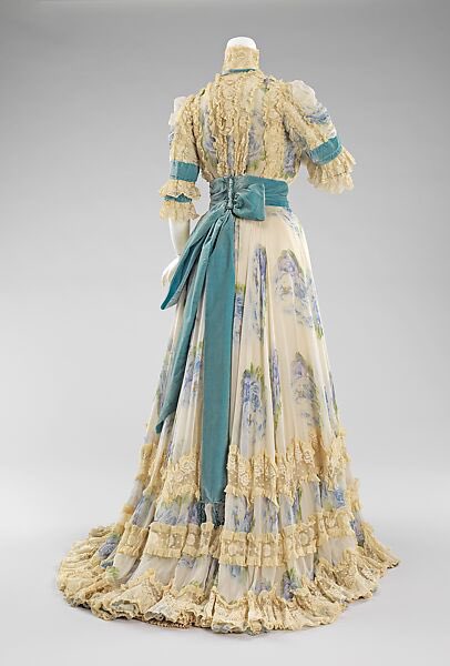 kateStrasdin's tweet photo. The house of Doucet was renowned for its lingerie dresses, creamy lace and gauzy fabrics caught in velvet bows. This early #1900s gown is redolent of hazy summer afternoons and scent laden gardens @metmuseum #FashionHistory https://t.co/rfMr5zREAb