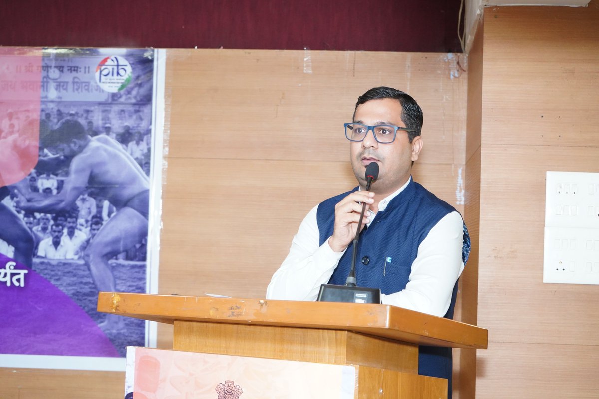 PIBMumbai's tweet photo. In the 2nd technical session of #Vartalap Kolhapur, Council for Leather Exports (CLE) Regional Director (WR), Santosh Pandey spoke on “Unlocking Beyond the GI Tag,” addressing opportunities and challenges facing the leather industry. He detailed CLE’s support, infrastructure and financial aid for artisans. Beneficiaries also shared their growth stories.
