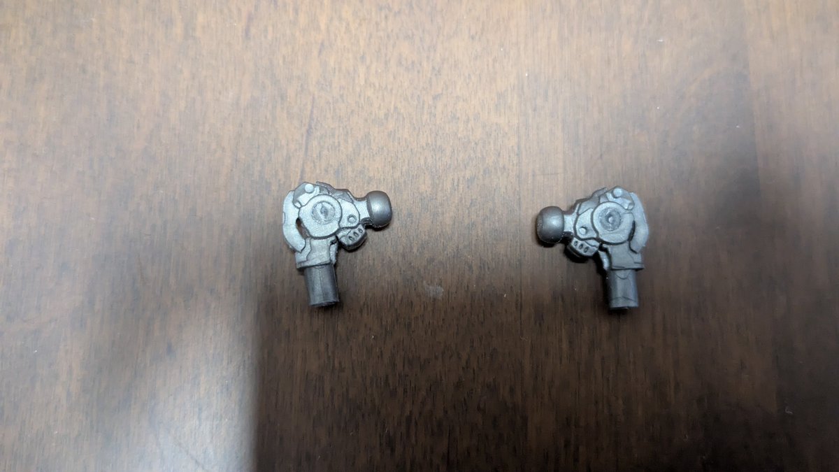BitterBlue1967's tweet photo. ディー・カイゼリン
脚だけ組んでみた。
フレーム部はほぼABS製。
バンダイのABSより硬度が高いかな?
スライド式の関節はスリットを彫刻刀でカンナがけして少し広げないと入らない。
股関節は軸可動
穴を少し広げないと軸が入らない。
#ファイブスター物語
#FSS
#DieKaiserin
#VSMS https://t.co/JKfHicw3E3