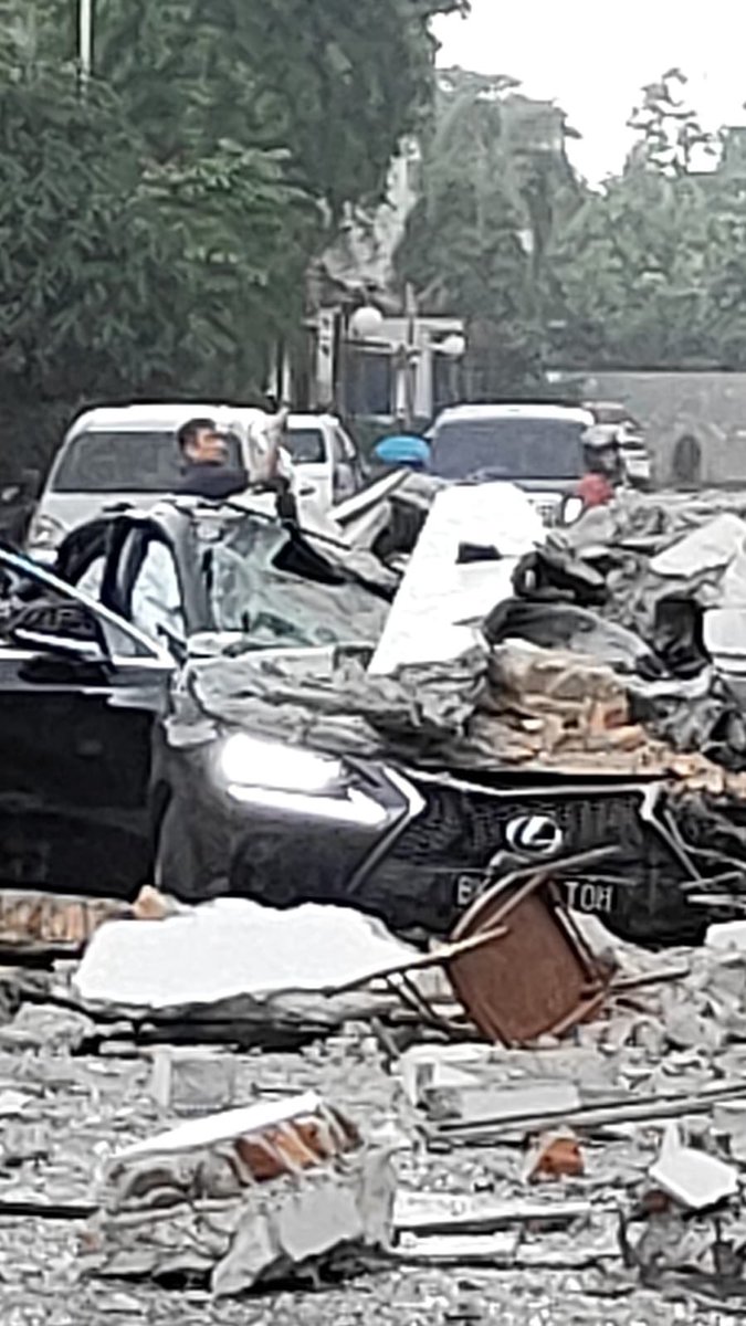 itsmochilattee's tweet photo. DAPAT INFO ini di grup komplek

LEDAKAN TERJADI DI MEDAN AKIBAT GAS TANAM NEGARA

1. Kerugian : 

a. 1 unit rumah hancur 
b. 1 mobil sedan jenis Lexus : Hancur
c. 1 Mobil Toyota Alvard : rusak parah
d. beberapa rumah didalam lingkungan perumahan Grand Polonia mengalami rusak ringan
e. Korban jiwa : 1 orang balita (Cidera), 1 orang kurir paket (Cidera)

4 org Masih tertimbun, 7 org lainnya luka berat, ,7 rumah ikut rusak, mobil 4 unit rusak, motor 1 etc