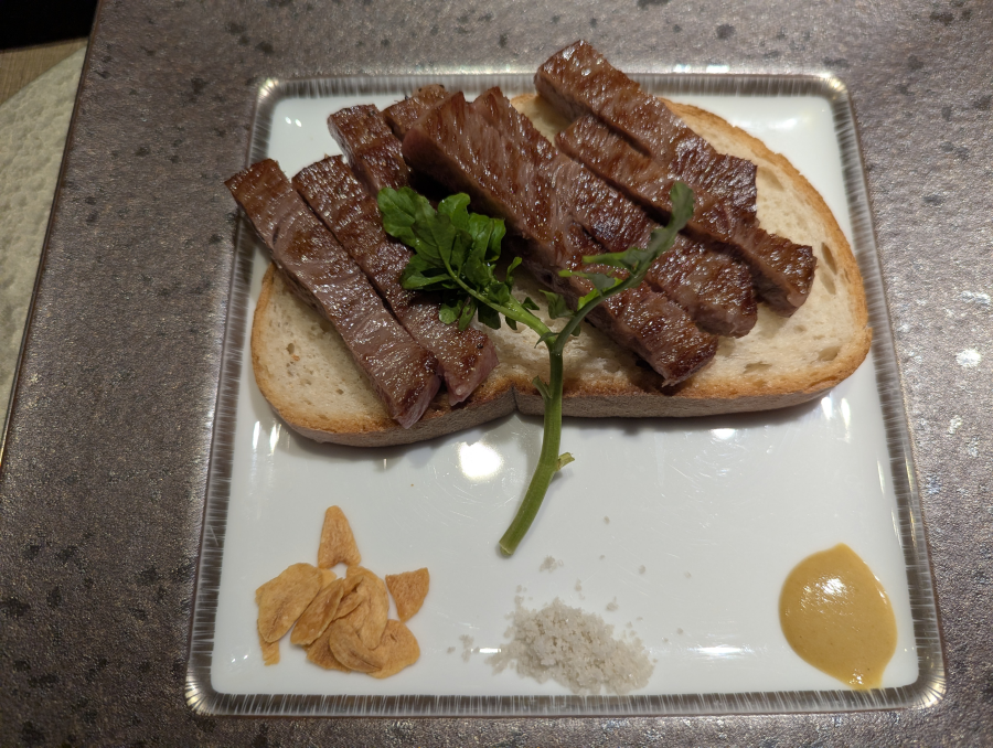 mitz_vah's tweet photo. サイン会の後に『転生したら剣でした』の棚架ユウ先生とるろお先生とディナーもご一緒させて頂きました。
ラグジュアリーな料理に戸惑う僕はパンの食べ方とタイミングがわかりませんでした😓 https://t.co/iCZPvvvBE0