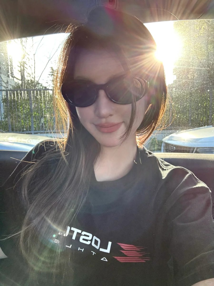 SoftPetalDiary's tweet photo. The setting sun casts its rays through the car window, dappling my hair; the wind and sunlight are both so gentle. #SunsetSelfie #CarWindowAtmosphere https://t.co/z8UeXzvAbL