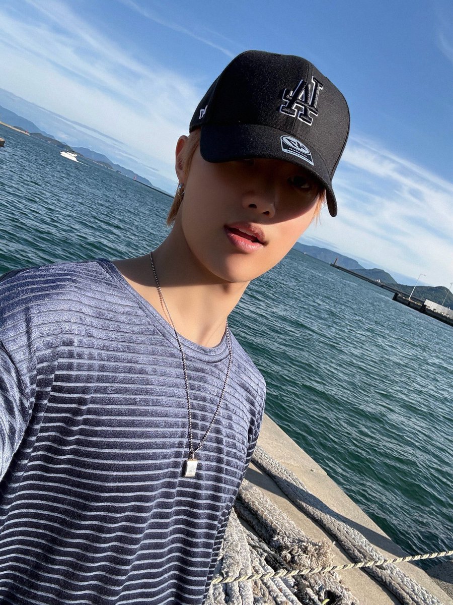 klddot_o's tweet photo. 하와이모자에 옷도비슷하네.......... https://t.co/cOvCoLrpm4