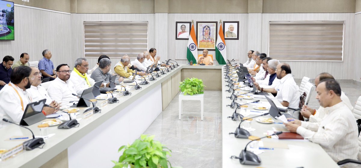 theupindex's tweet photo. Since April this year, 3 expressways have been inaugurated in Uttar Pradesh – Delhi Dehradun, Ganga and Kanpur Lucknow Expressway, total 867 kms.

Today, UP Cabinet approved two more mega expressway projects worth Rs 31,704 crores.

A thread🧵 https://t.co/mimGTg46Bd