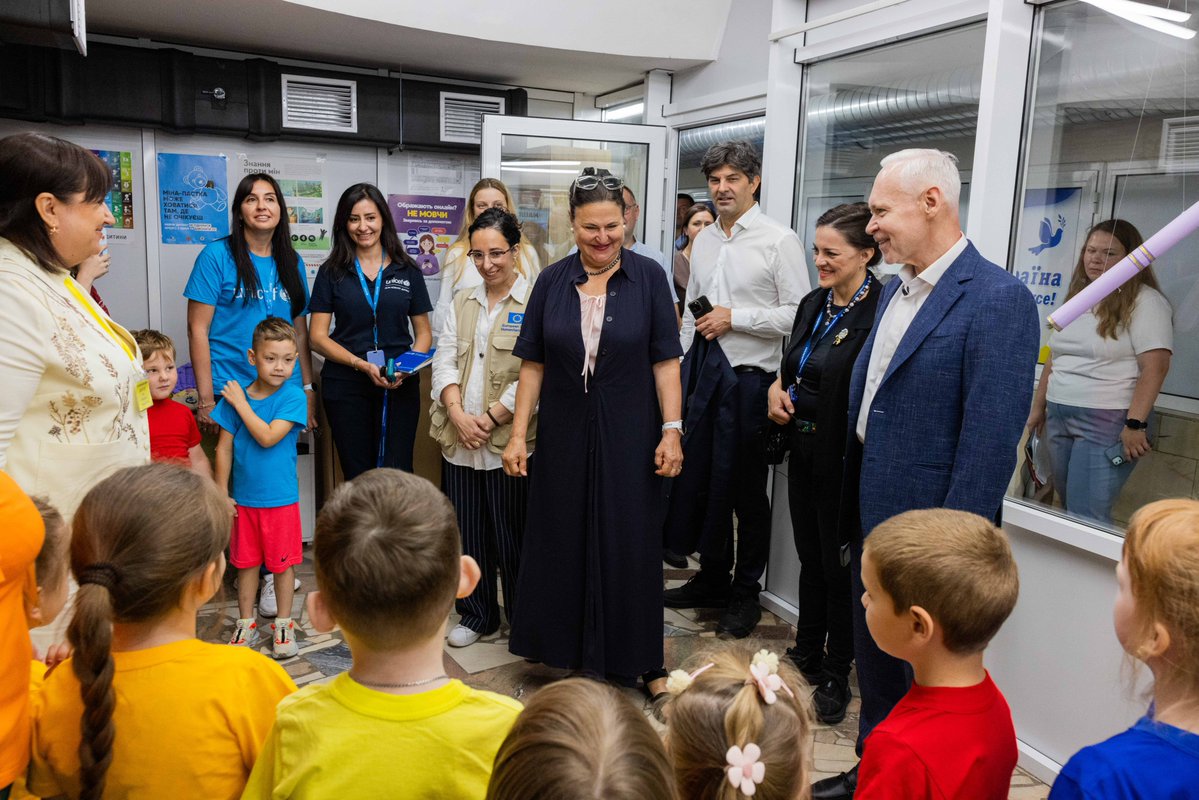 UNICEF_UA's tweet photo. 🇪🇺 Ambassador to Ukraine @kmathernova visited one of #Kharkiv's metro schools, where children can continue learning safely. 

With support from the European Union, we work with local authorities to help ensure safe learning, catch-up classes &amp; psychosocial support #ForEveryChild. https://t.co/2fVZvUDhbl