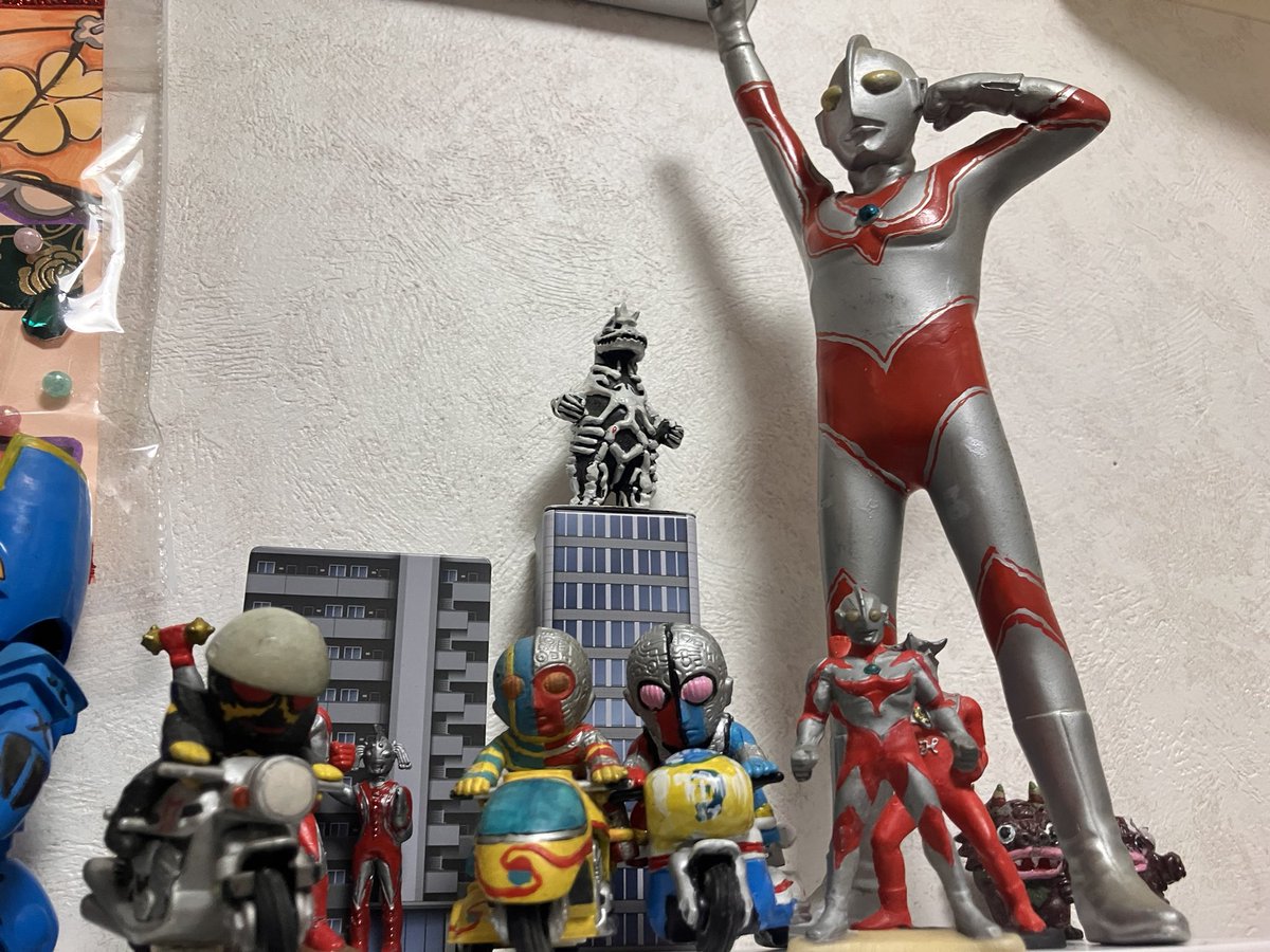 j_pdv's tweet photo. 三連休はお部屋の掃除のつもりが、結局はお人形の陳列になってしまいまし��。 https://t.co/QOI8gGutTA