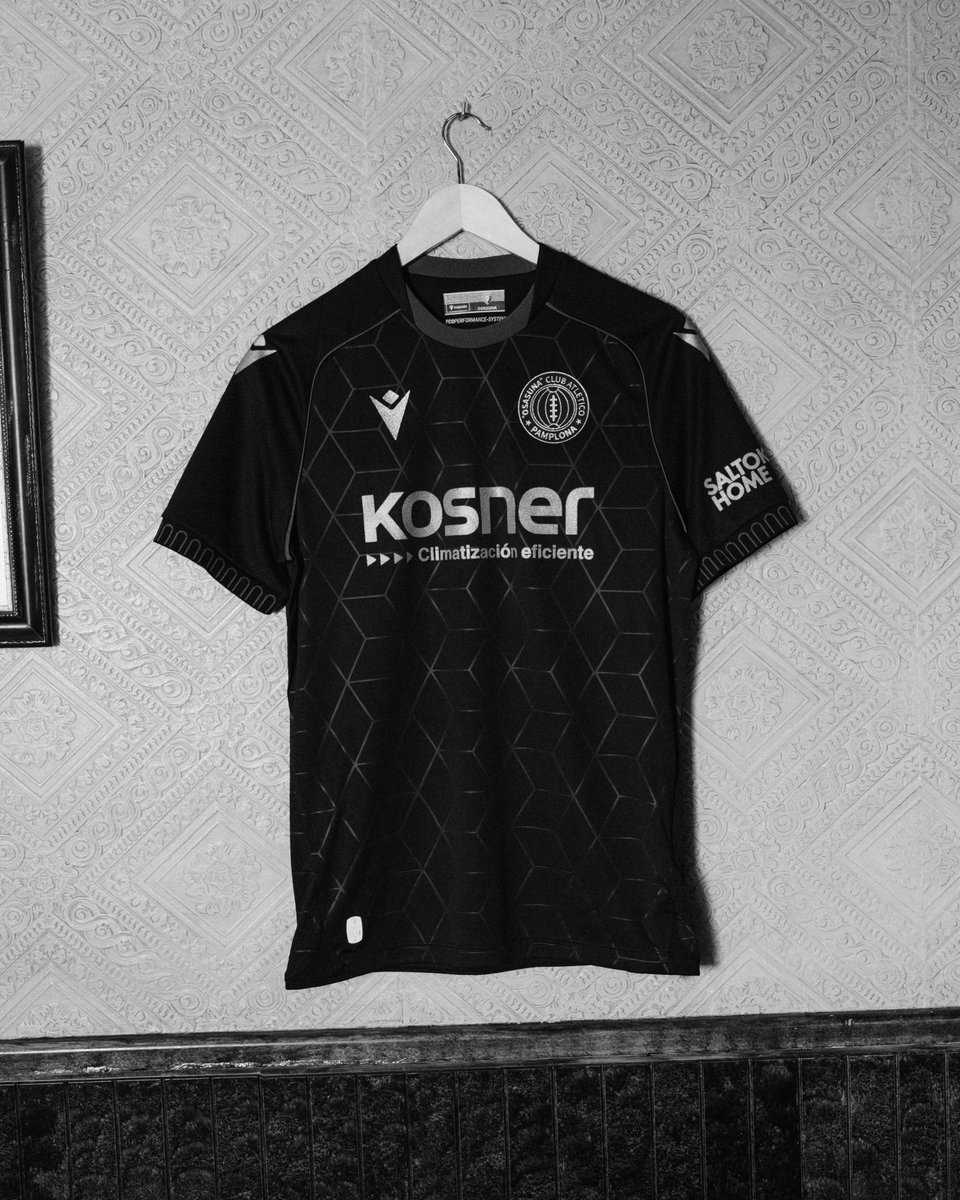 johancn_5's tweet photo. 👕⚫ | CA Osasuna presenta su tercera equipación. El color negro es el gran protagonista y se rinde tributo a la fundación del club en 1920. El 'sello' lo pone el antiguo escudo, sustituyendo al actual.

Me gusta. Otra camiseta con identidad y arraigo. 🔴 https://t.co/QmcgAFYGjz