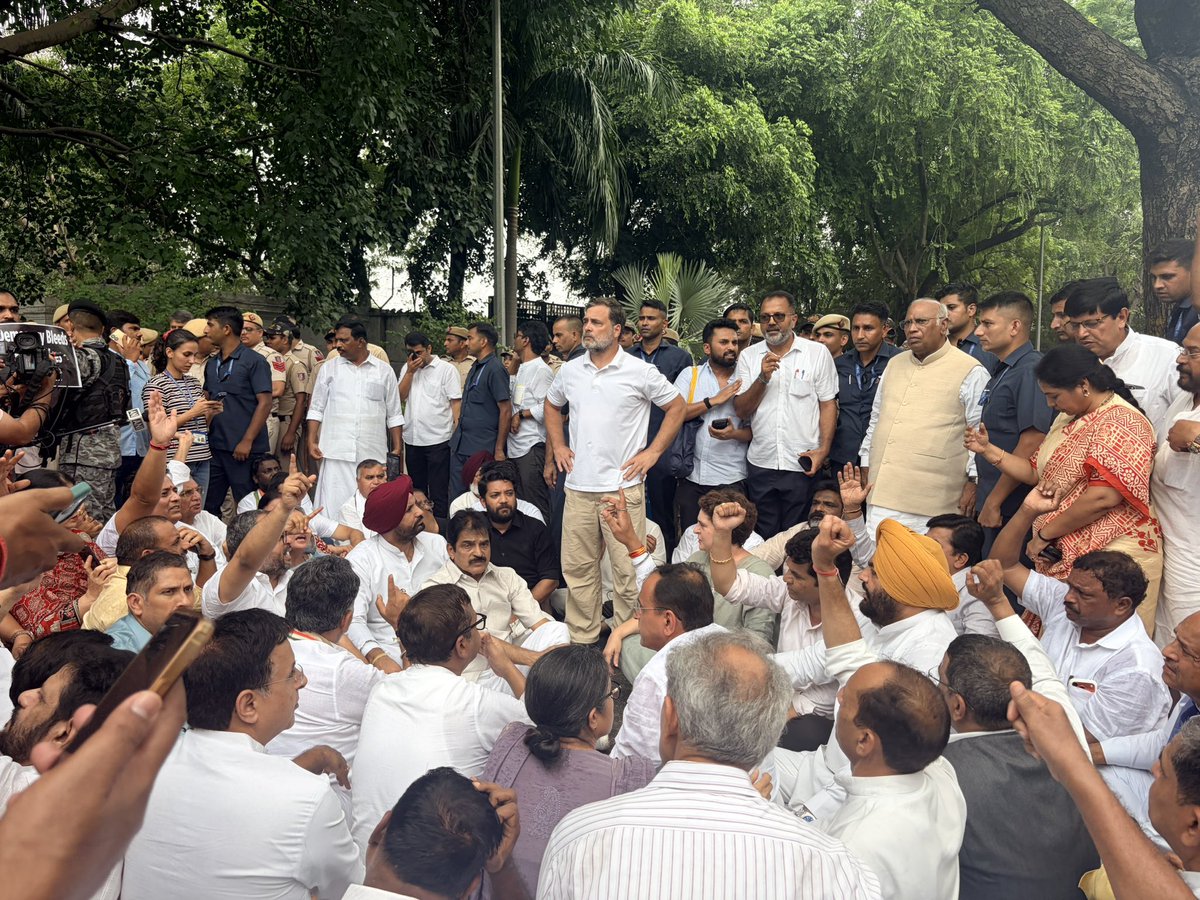 kharge's tweet photo. कांग्रेस पार्टी छात्रों के हक और उनकी जायज़ मांगों के साथ है। 

हम प्रधानमंत्री निवास के बार धरने पर बैठे हैं। 

इस बुज़दिल तानाशाह सरकार को लाठीचार्ज और बल प्रयोग पर जवाब देना होगा। 

मोदी-शाह हमारे युवाओं के गुनहगार हैं, उनको इस्तीफ़ा देना पड़ेगा। https://t.co/lQojRwouQB