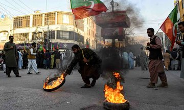_Maaham_'s tweet photo. @PTIofficial آئین توڑنے والوں میں سب سے پہلے تمہارا عمران خان ہے جو اسمبلی توڑ کے بھاگ گیا، پھر آئین کی بات کرتے ہو؟ ووٹ کو عزت دو کا نعرہ لگا کے خود ووٹ چوری کرنے والوں کے ساتھ کھڑے ہو۔ Hypocrisy کی حد پار کر لی ہے https://t.co/oFdH7ZCPUZ