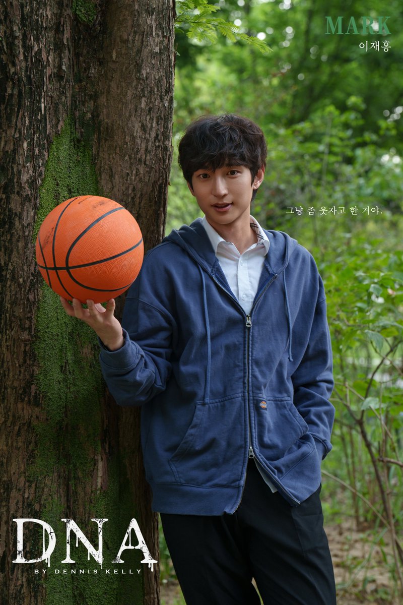 onda_theater's tweet photo. 연극 <DNA>
🌳캐릭터 포스터 ver.2 공개

"그냥 좀 웃자고 한 거야."

마크 | #이재홍 

-
2026.08.04 - 08.09
나온씨어터

#연극 #DNA #극단온다 https://t.co/gInkCmPRii