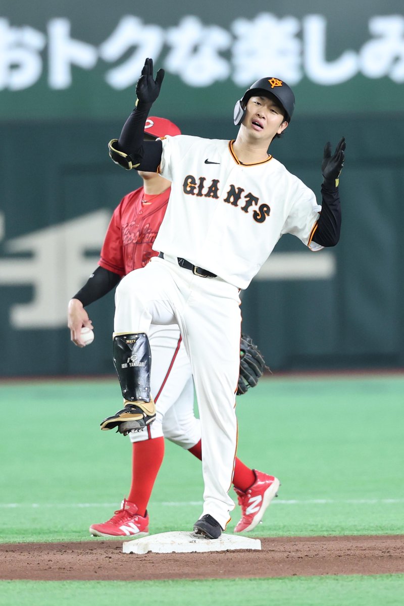 TokyoGiants's tweet photo. 【四回裏】巨人 6-0 広島

先頭の #山﨑伊織 投手が、センターオーバーの二塁打を放つ！ https://t.co/0FEGNP5ZSa
