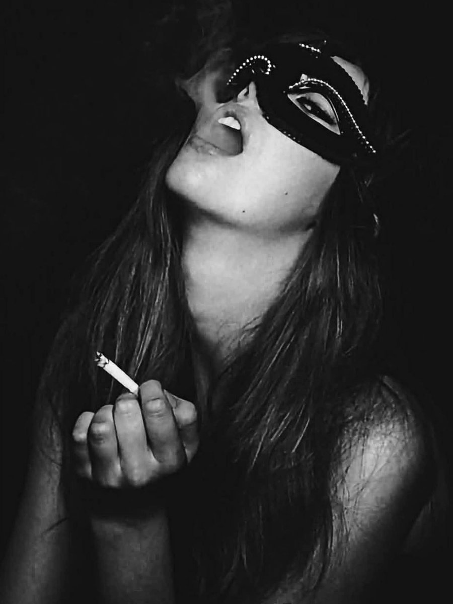 oscaralmunia's tweet photo. Alcohol,
cigarrillos,
drogas,
sexo 
o amor;
en la vida elige 
bien tu adicción... https://t.co/wXz6aZEQON
