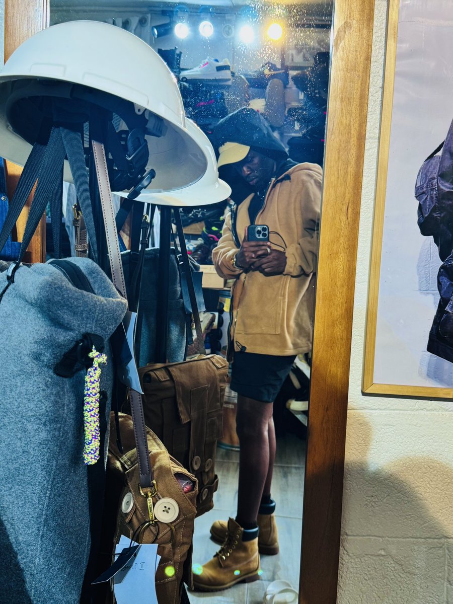 JiranSeyn's tweet photo. Coin 🪙 🦈 
Who are we? 

Art is such a beautiful thing! #pitchblack  the world is ready to receive this energy! https://t.co/12NpGpdqr7