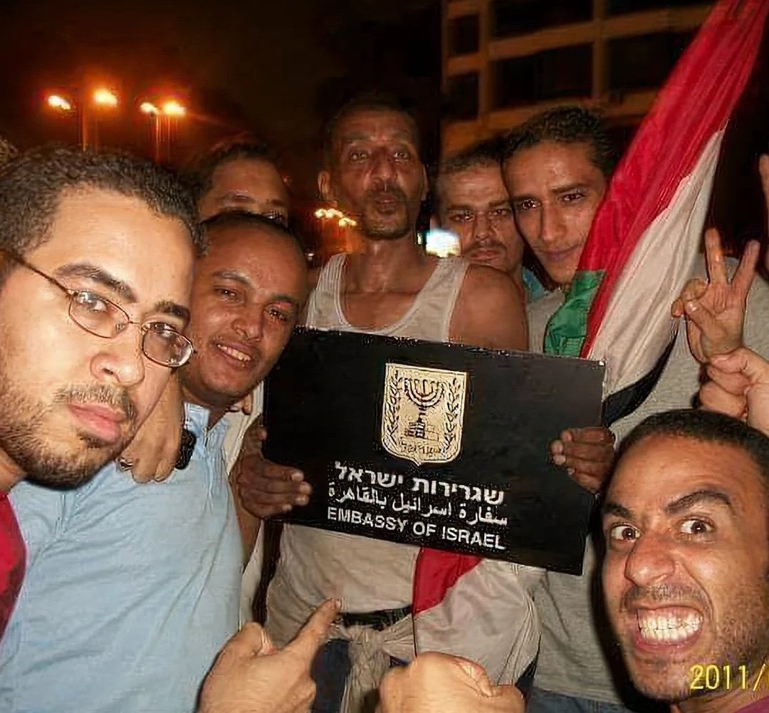 esamafifi's tweet photo. @l2zniq @Alafasy اللهم امين يا كبسة 
بس ابقى فرق بين رأي الشعوب ورأي الحكام يا اهبل 
الصهاينة اوساخ واللي بيوالوهم اوساخ واللي واضيين ان الصهاينة يدافعوا عنهم ولاد اوساخ 
ودي صورة من اقتحام الشباب المصري لسفارة الصهاينة ف القاهرة https://t.co/U2HOy4HbI5