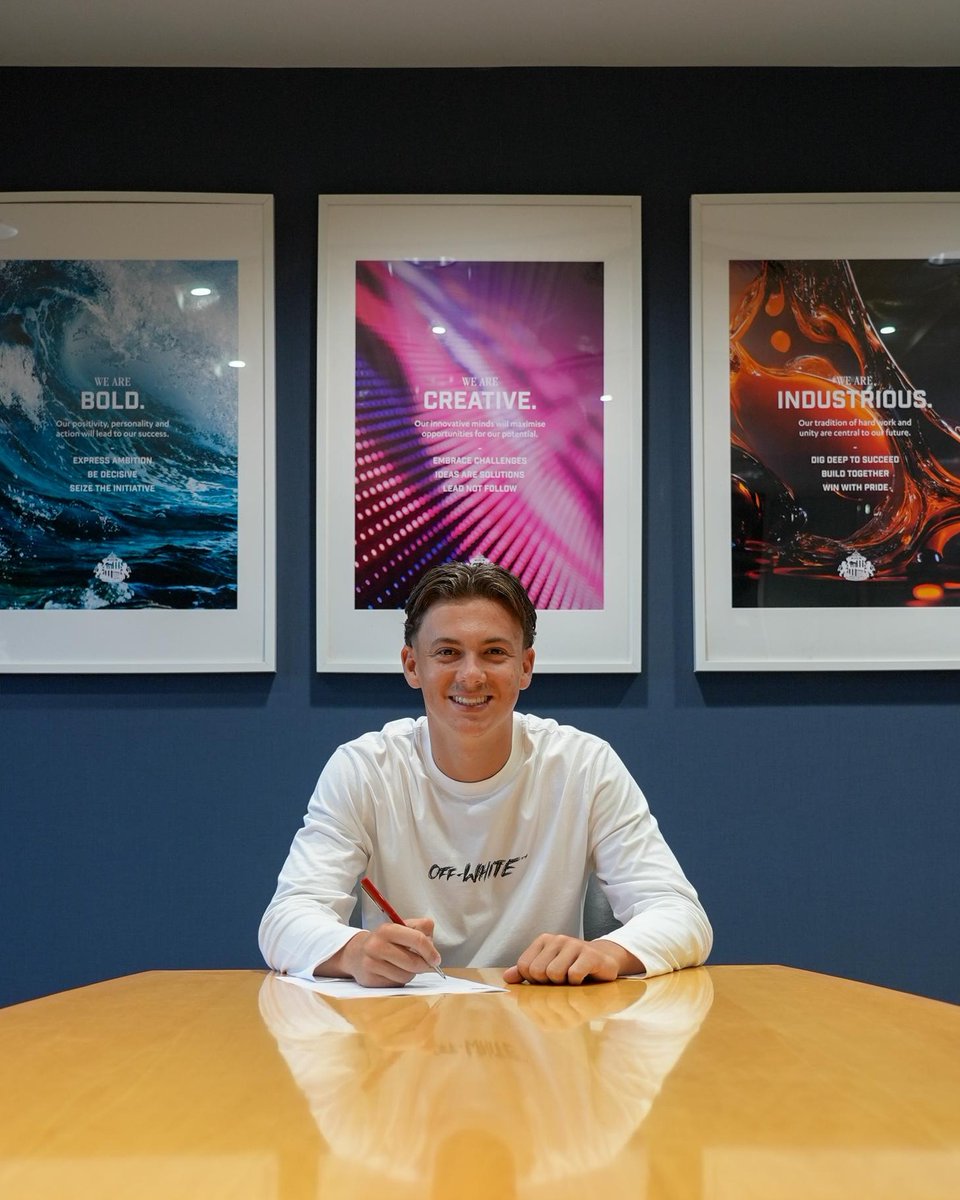 AcademyOfLight's tweet photo. 👊 Congratulations, Finlay!

Finlay Holcroft has signed his first professional contract with the Club ✍️