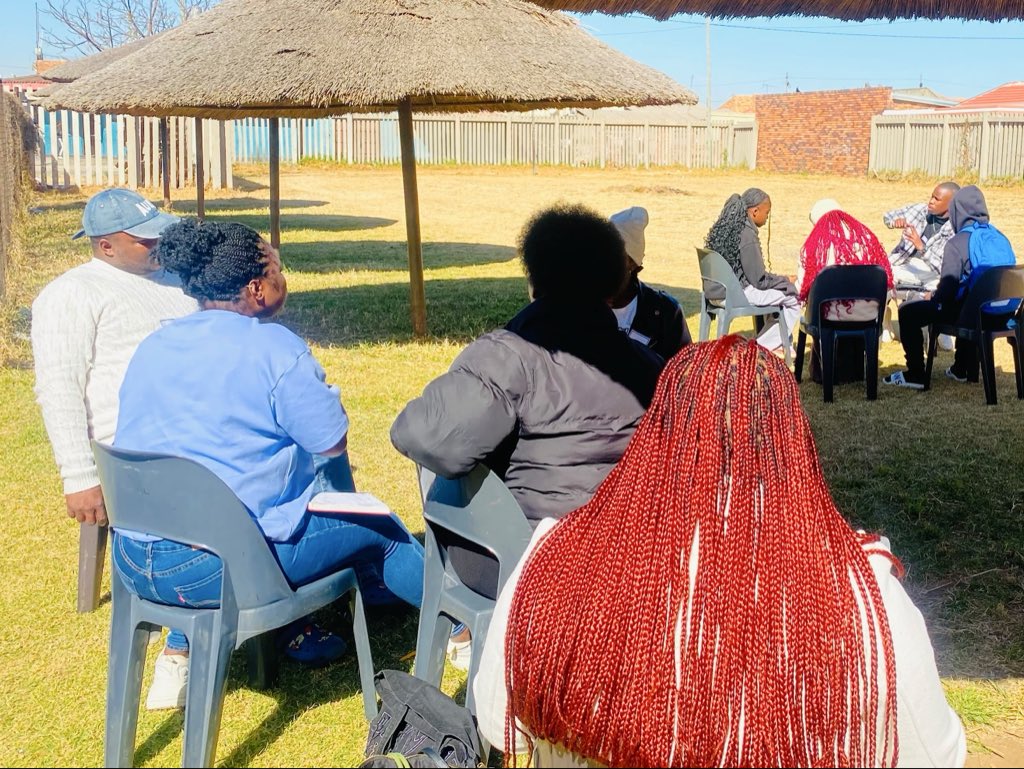 equal_education's tweet photo. [2 Day workshop on Capacity Norms ]🖤💛✊🏽 Last week In Daveyton in Gauteng , Equalisers and Facilitators came together for a two day Capacity Norms Task Team Workshop facilitated by the EE Research Department.

We unpacked the draft School Capacity Law, discussed classroom sizes, overcrowding, and how school capacity is calculated.

The goal is to strengthen our submissions and build a task team ready to lead the fight for safe, dignified learning spaces for all learners.

#CapacityNorms #NoLearnerLeftBehind